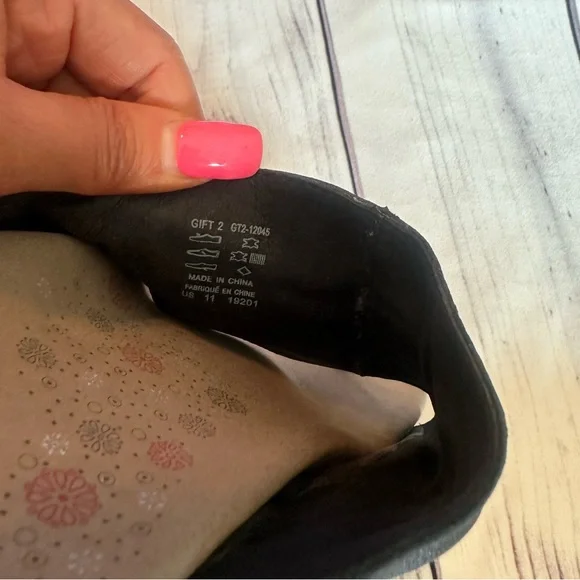 TAOS Gift 2 Black Leather T-Post Thong Slide Low Heel Sandals Size US 11 EU 42 - Picture 7 of 9